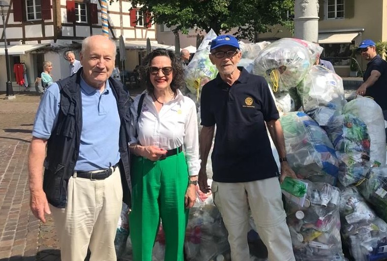 DGE Christine Davatz besuchte den RC Arlesheim während der Plastik-Sammelaktion am Action Day.