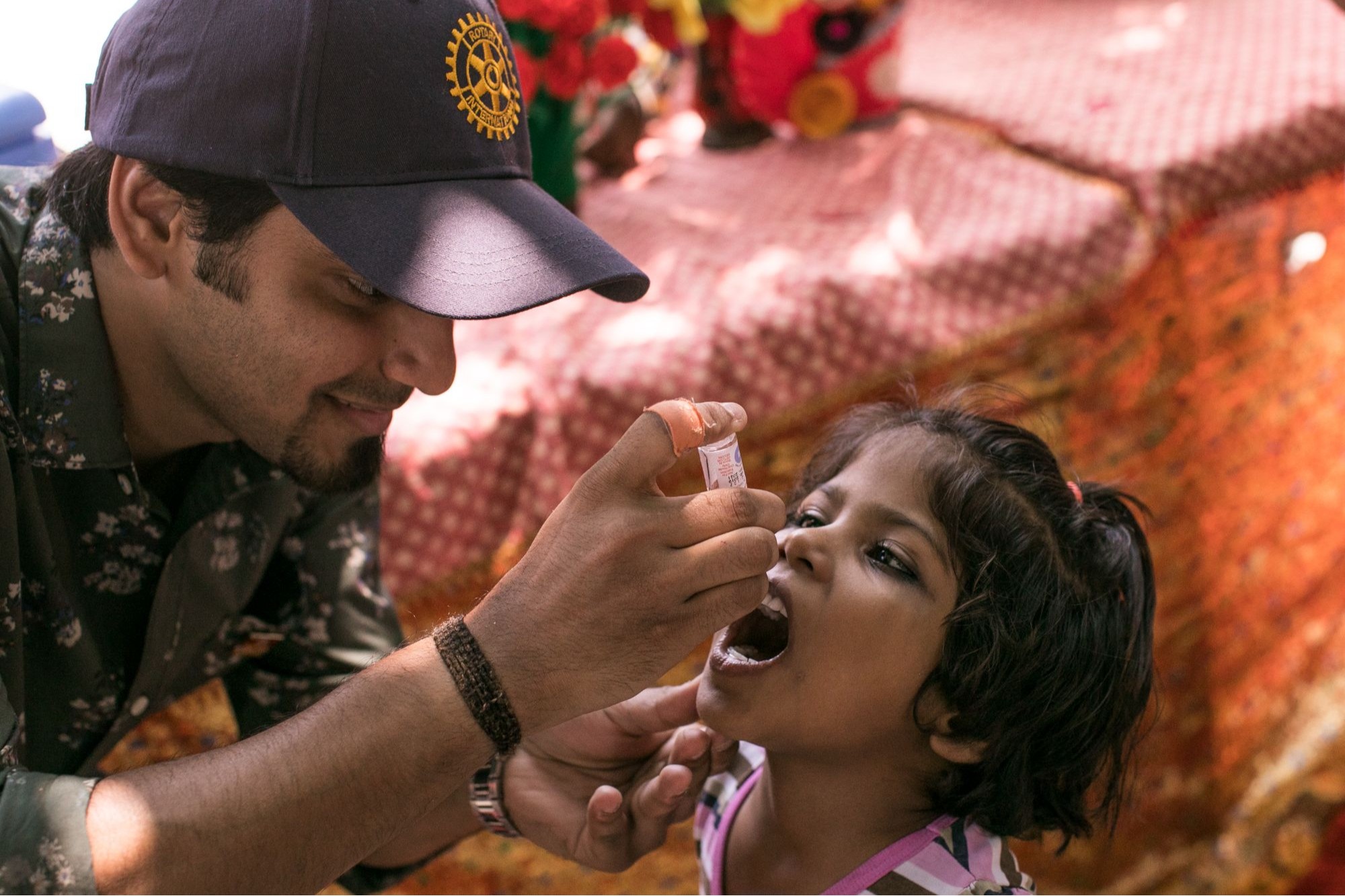 Ein Mädchen in Indien bekommt ihre Impfung gegen das Poliovirus.
