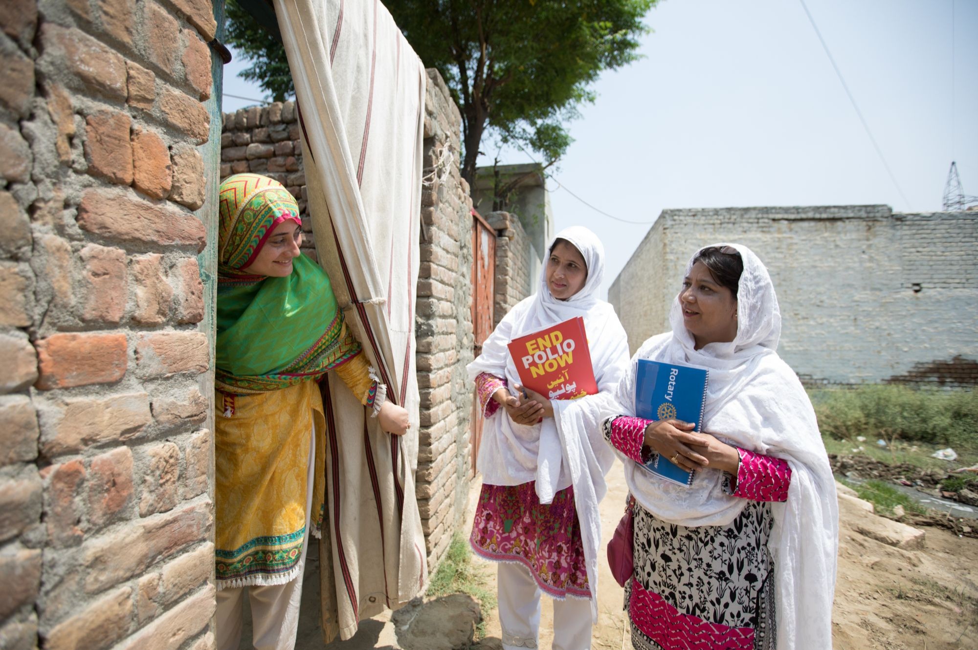 Operatori sanitari forniscono informazioni sulle campagne di vaccinazione antipolio in Pakistan. Immagine: rotary.org
