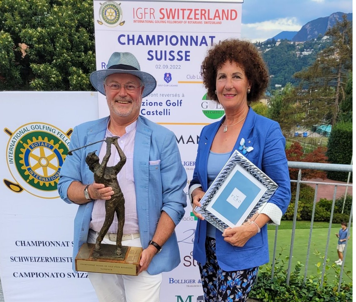 Uwe Jocham und Danielle Cesarov-Zaugg bei der Preisverleihung der Golfmeisterschaft 2022.