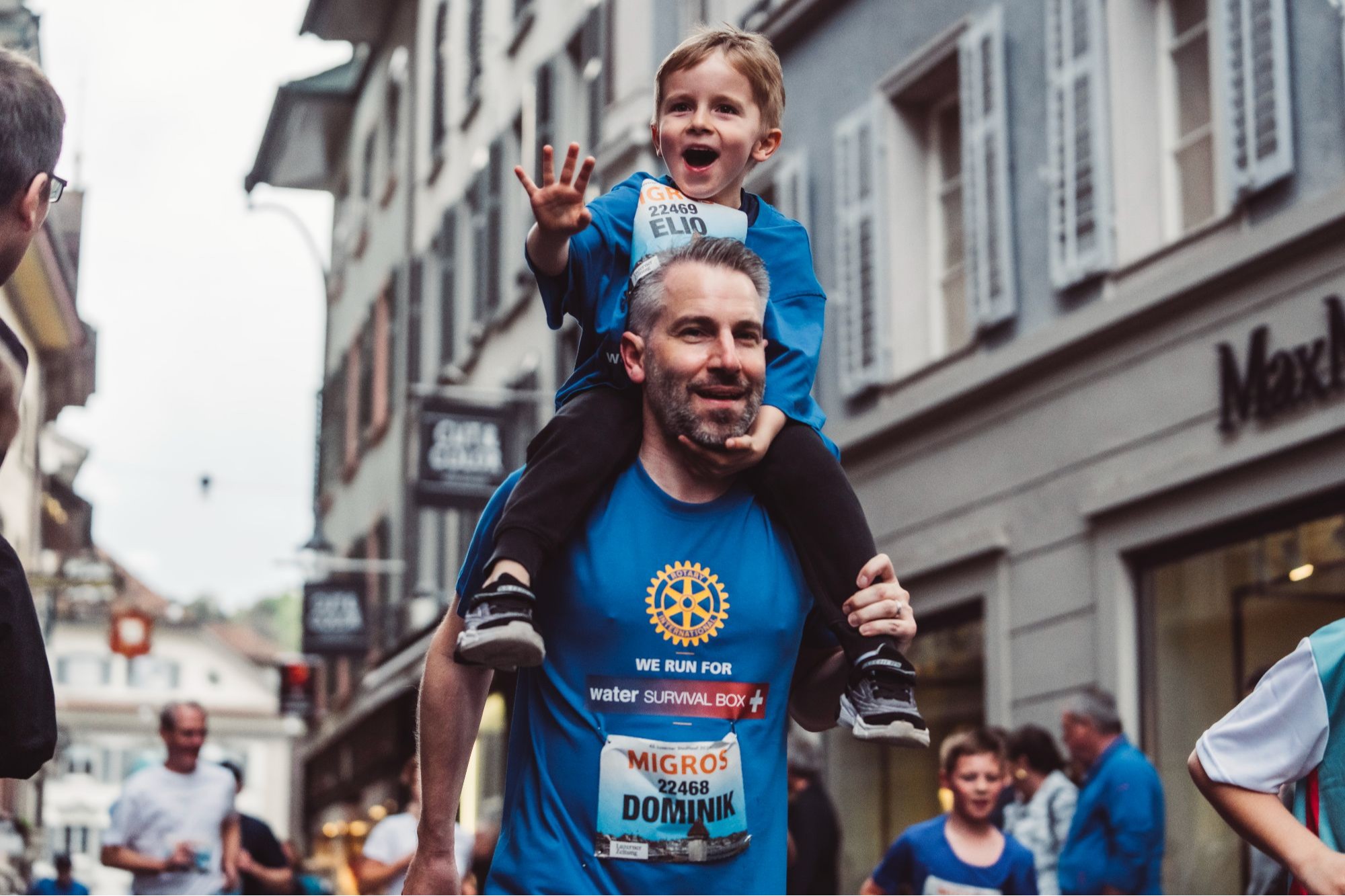 Am Run4Water nehmen Gross und Klein teil Bild: zvg