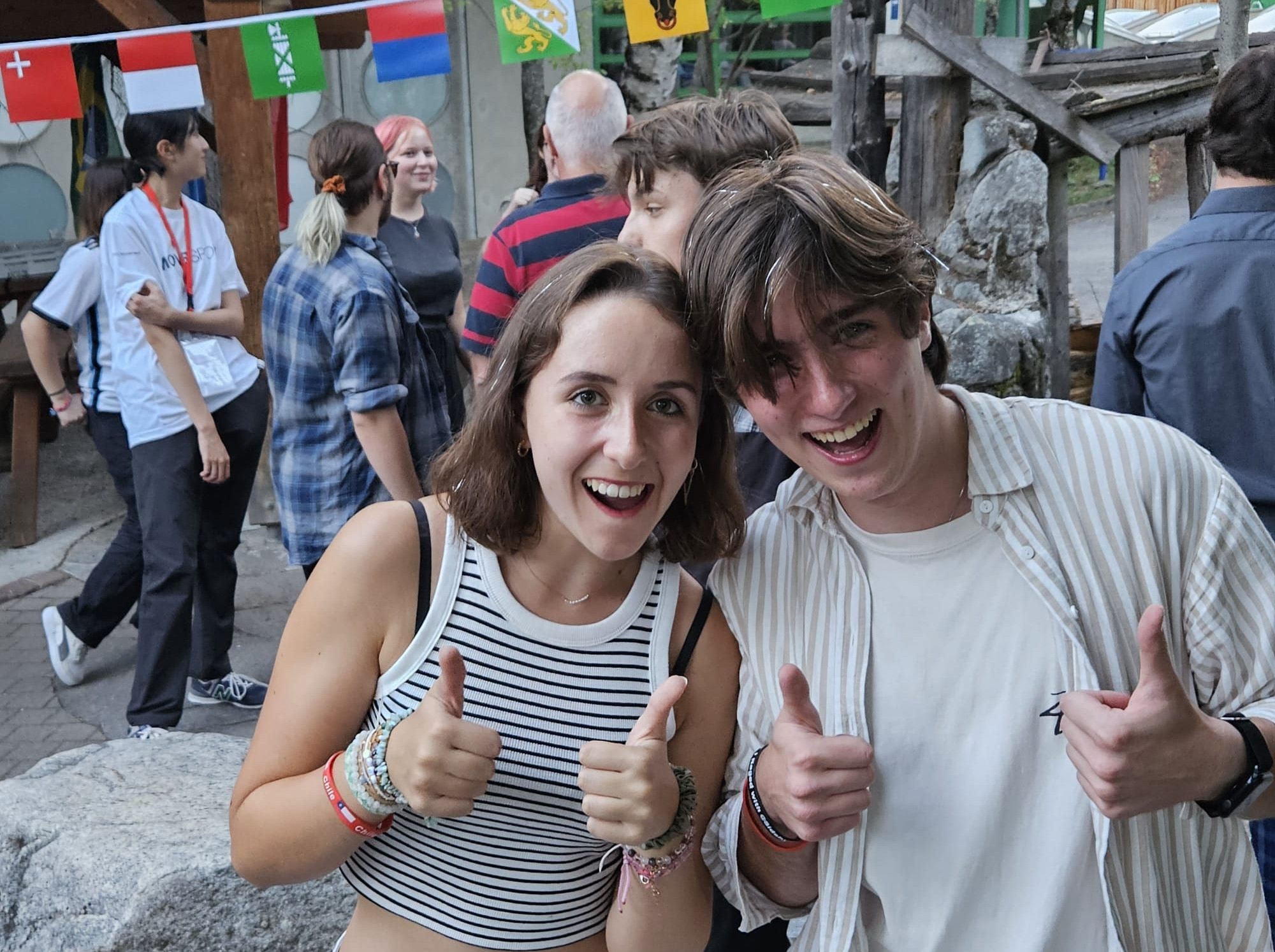 Thumbs up! Due partecipani al campo linguistico di Fiesch.