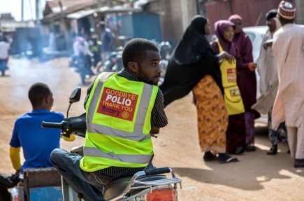 Operatori sanitari e volontari durante una campagna di immunizzazione porta a porta contro la polio a Kaduna, Nigeria