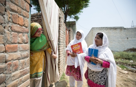 Rotariane del RC Islamabad (Metropolitan) informano sulla polio delle famiglie di Nowshera in Pakistan. Foto: rotary.org