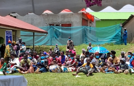 Eine grosse Gruppe von Müttern und Kindern wartet vor dem Butanda HC III, um die Reisegruppe zu begrüssen. Foto: Urs Klemm