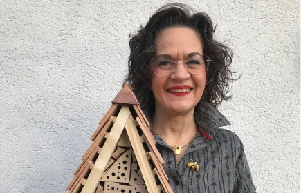 La DG Christine Davatz regala a tutti i club un hotel per api selvatiche