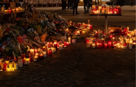 Ein stilles Zeichen der Anteilnahme: Kerzen und Blumen zum Gedenken an die Opfer (Foto: iStock)