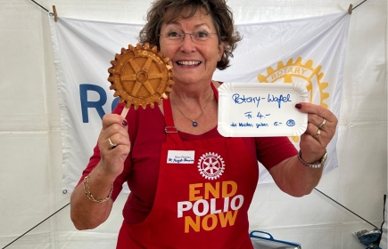 Im Festzelt wurden unter anderem Rotary-Waffeln verkauft – alles zugunsten von PolioPlus Bild: zvg