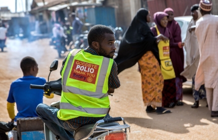 Gesundheitspersonal und Freiwillige bei einer Tür-zu-Tür-Polio-Immunisierungskampagen in Kaduna, Nigerien