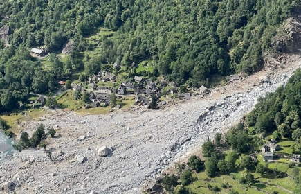 Le inondazioni hanno causato grandi devastazioni nelle regioni svizzere del Ticino, del Vallese e dei Grigioni.