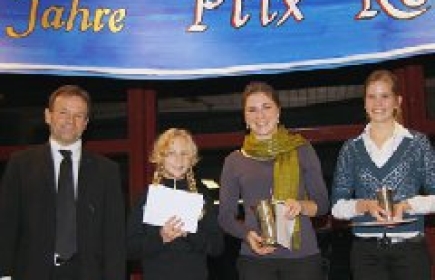 Rotary-Club Präsident David Portmann mit den Erstplatzierten des Solowettbewerbs (von links) Janina Stockmann (3.), Anja von Muralt (1.) und Melanie Koch (2.).