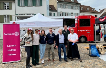 DG Alex Schär besuchte die Blutspendeaktion des Rotaract Club Basel.