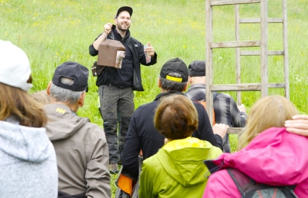 Beim Einsatz im Ruttigerwald demonstrierte ein Experte den freiwilligen Helfern, worauf es bei den Nistkästen ankommt