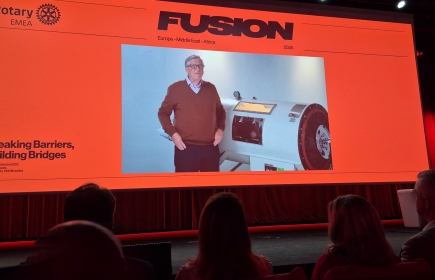 Bill Gates wandte sich mit einer Videobotschaft an die Besucher des Rotary Fusion Summits in Brüssel (Foto: Rotary Magazin DE)
