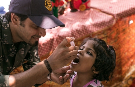Una bambina in India viene vaccinata contro il poliovirus.