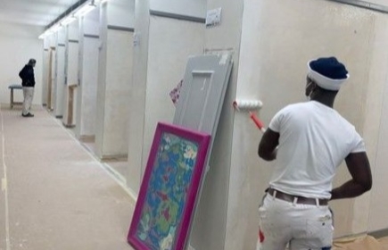 Der junge Somalier bei seiner Arbeit als Maler in der Schweiz
