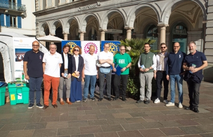 Membri dei RC Lugano, Lugano-Lago e Rotaract Ticino e con la maglia verde Franco Zambrino, Delegato ShelterBox