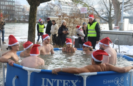 Die Teilnehmenden des letzten St. Niklaus-Schwumms badeten für den guten Zweck im eiskalten Wasser.