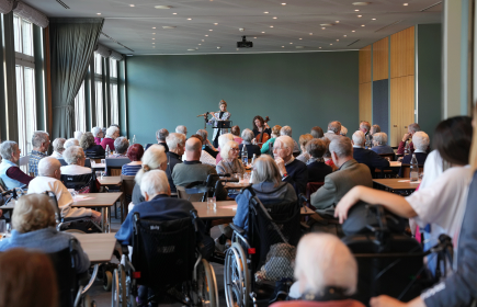 Die Senioren lauschen den Melodien der Flötistin Andrea Loetscher und der Cellistin Deborah Tolksdorf Bild: Eric Schumacher