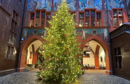 Weihnachtsbaum im Rathaus Basel