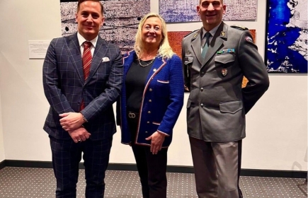 v. l. n. r.: Clubpräsident Manuel Rigozzi, PDG Michela Pedroli und Thomas Süssli, Chef der Schweizer Armee