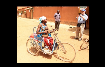 Burkina Faso: triciclo per persone disabili / Dreirad für Behinderte Menschen