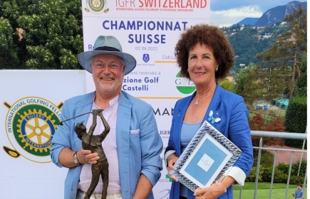 Uwe Jocham und Danielle Cesarov-Zaugg bei der Preisverleihung der Golfmeisterschaft 2022.
