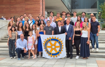 Die Teilnehmenden des Rotary Camp «Lingua & Sport» 2024 zusammen mit Governor Christoph Blaser